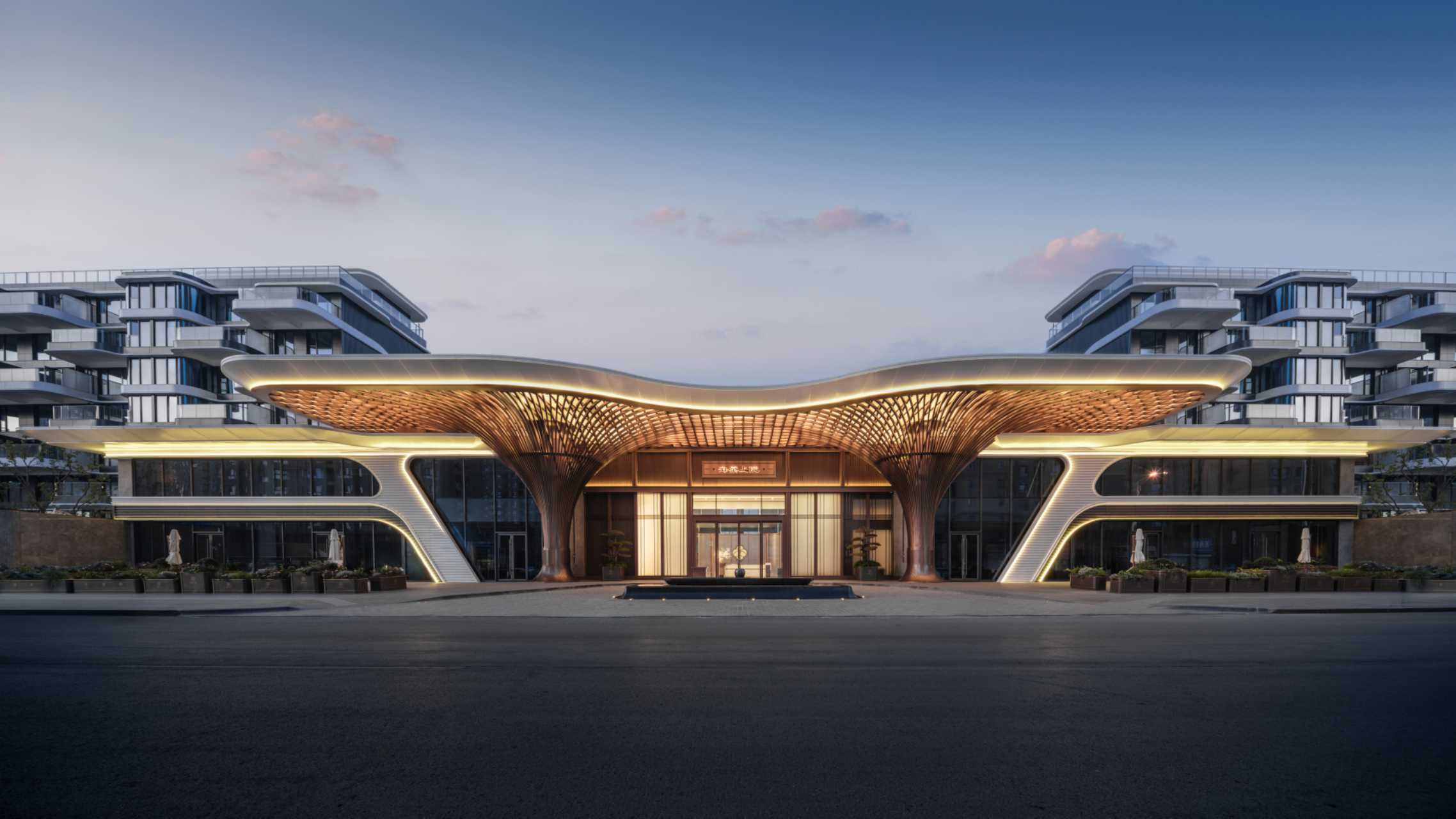 现代建筑外观 — 曲线造型与暖金色灯光